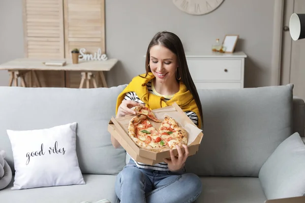 Hermosa Joven Comiendo Sabrosa Pizza Casa — Foto de Stock