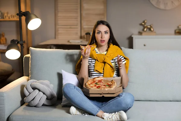 Hermosa Mujer Joven Comiendo Sabrosa Pizza Mientras Televisión Casa Por — Foto de Stock