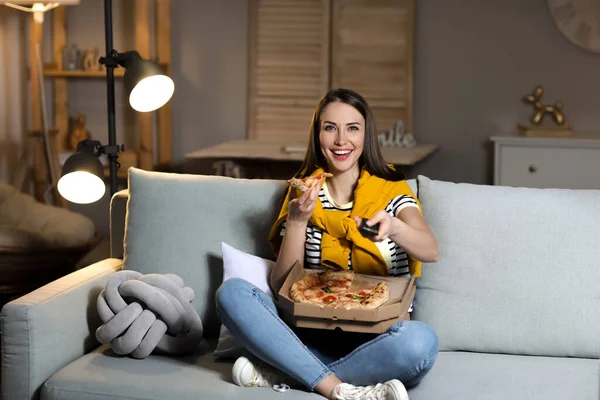 Hermosa Mujer Joven Comiendo Sabrosa Pizza Mientras Televisión Casa Por — Foto de Stock
