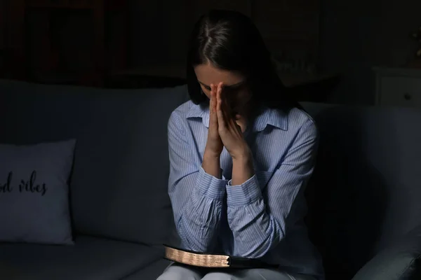 Rezando Jovem Mulher Casa Noite — Fotografia de Stock