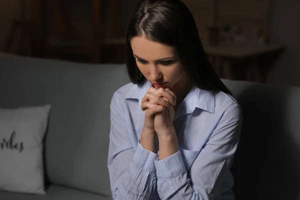 Προσεύχεται Νεαρή Γυναίκα Στο Σπίτι Βράδυ — Φωτογραφία Αρχείου