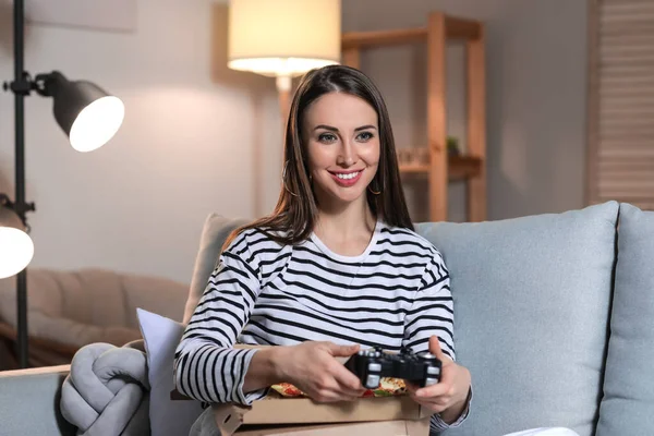 Belle Jeune Femme Mangeant Délicieuses Pizzas Tout Jouant Jeu Vidéo — Photo