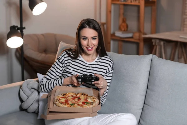 Hermosa Mujer Joven Comiendo Sabrosa Pizza Mientras Juega Videojuego Casa — Foto de Stock