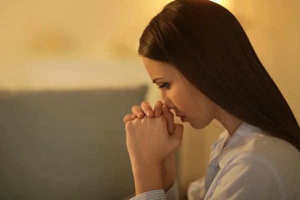 Προσεύχεται Νεαρή Γυναίκα Στο Σπίτι Βράδυ — Φωτογραφία Αρχείου