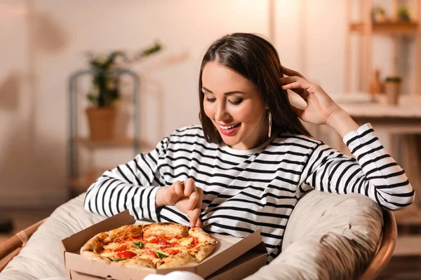 Piękna Młoda Kobieta Smaczną Pizzę Domu — Zdjęcie stockowe