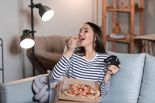 Hermosa Mujer Joven Comiendo Sabrosa Pizza Mientras Juega Videojuego Casa — Foto de Stock