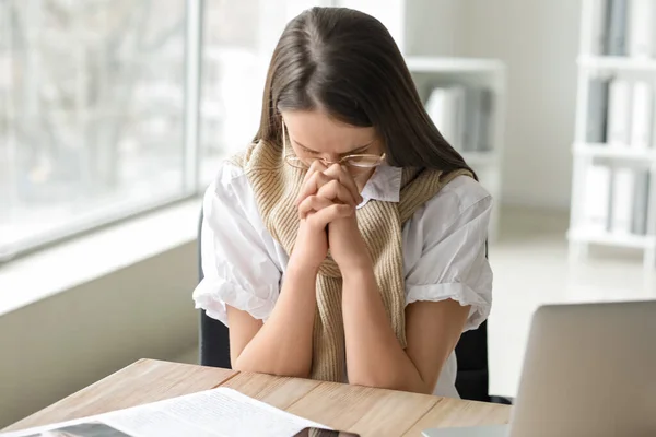 Praying Young Woman Office — Stock Photo, Image