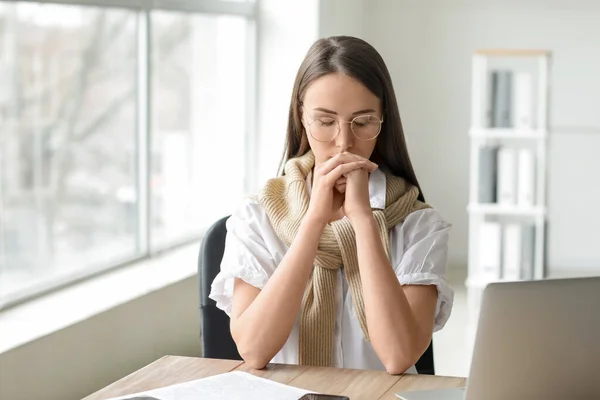 Praying Young Woman Office — Stock Photo, Image