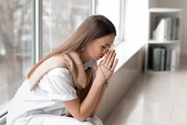 Pregando Giovane Donna Carica — Foto Stock