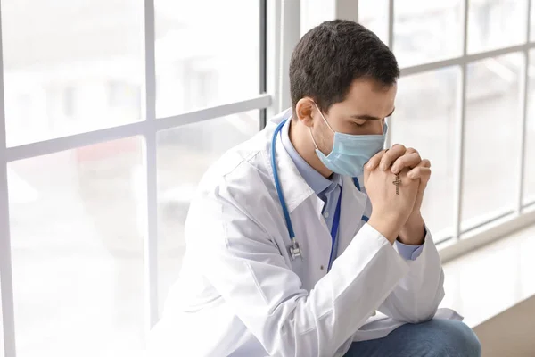 Religious Doctor Praying Clinic — Stock Photo, Image