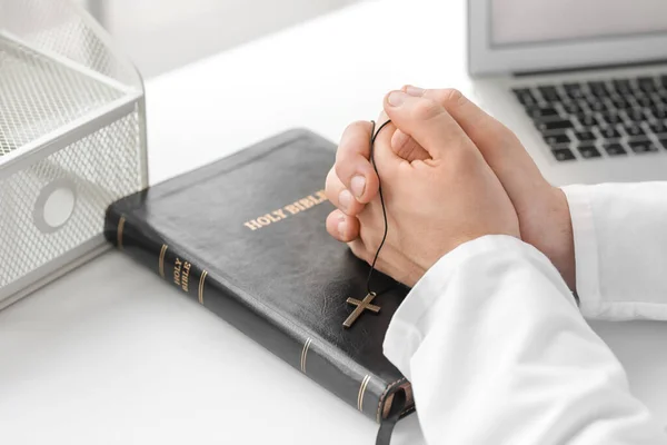 Religious Doctor Praying Clinic Closeup — Stock Photo, Image