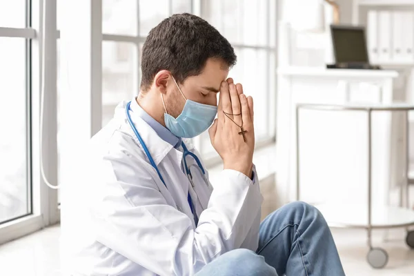 Релігійний Лікар Молиться Клініці — стокове фото