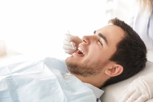 Dentist Examining Teeth Young Man Clinic — Stock Photo, Image