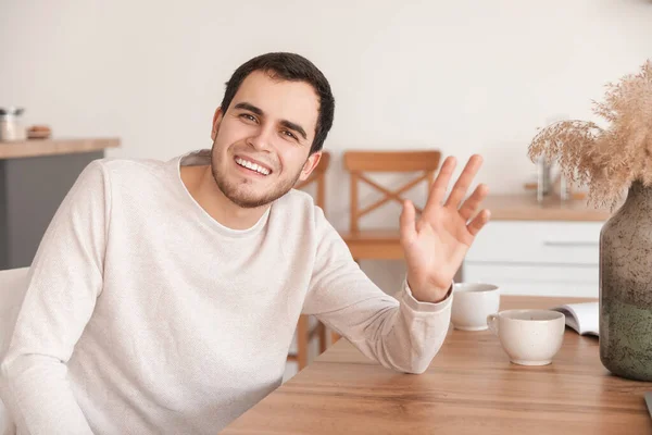 Jovem Vídeo Conversando Cozinha — Fotografia de Stock