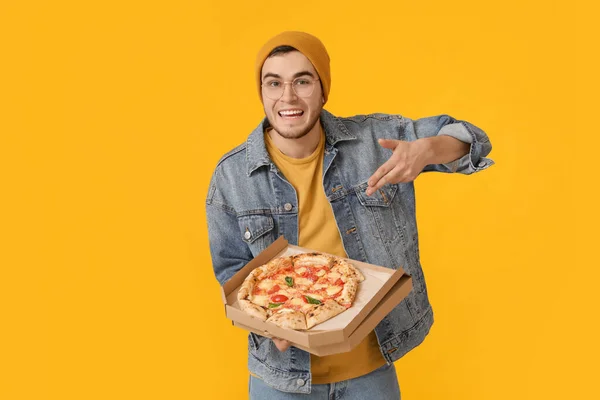 Beau Jeune Homme Avec Une Pizza Savoureuse Sur Fond Couleur — Photo