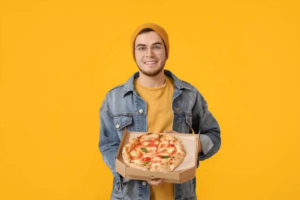 Przystojny Młody Człowiek Smaczną Pizzą Tle Koloru — Zdjęcie stockowe