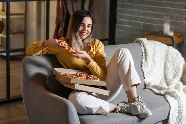 Hermosa Joven Comiendo Sabrosa Pizza Casa Por Noche — Foto de Stock