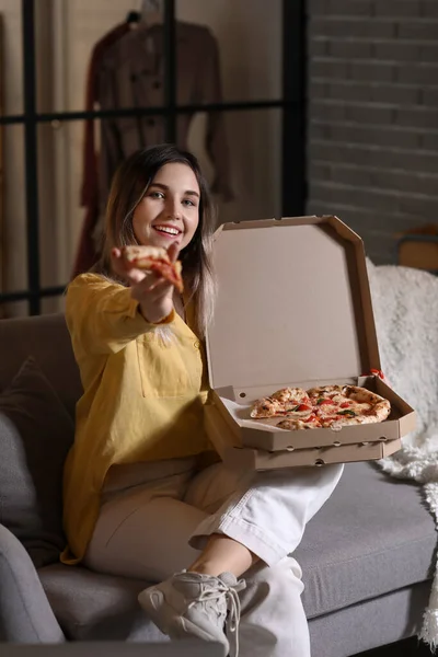 Mulher Bonita Comendo Pizza Saborosa Casa Noite — Fotografia de Stock