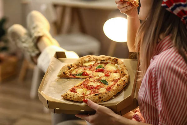 Mulher Bonita Comendo Pizza Saborosa Casa Noite — Fotografia de Stock