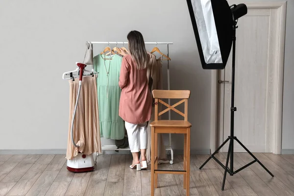 Female Stylist Choosing Clothes Shooting Photo Studio — Stock Photo, Image