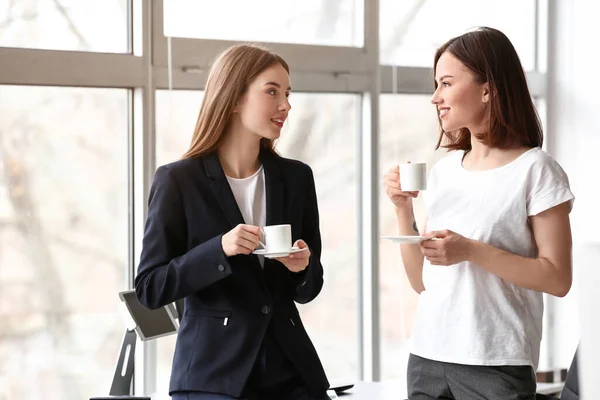 Female Colleagues Drinking Coffee Office — Stock Photo, Image