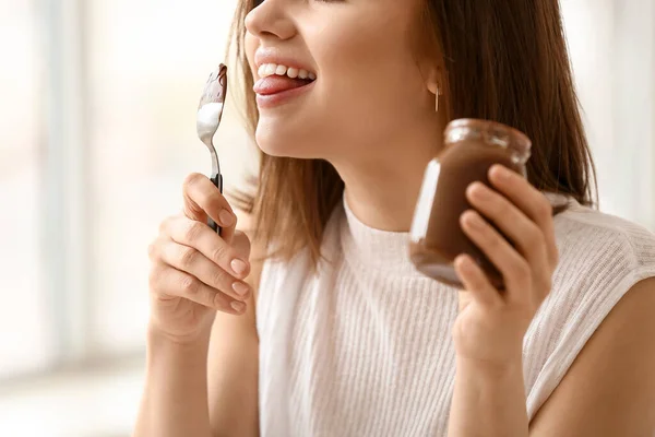 Mulher Bonita Comendo Pasta Chocolate Saboroso Casa Close — Fotografia de Stock