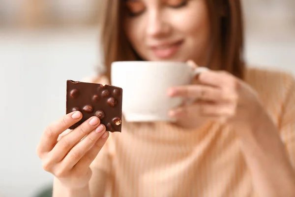 Mulher Bonita Com Chocolate Saboroso Casa Close — Fotografia de Stock