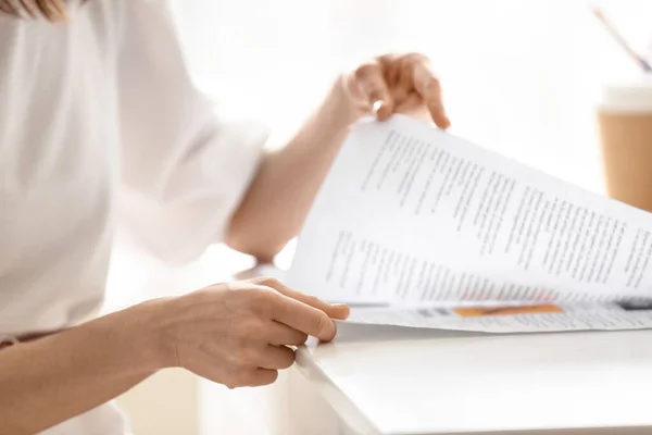 Junge Frau Liest Zeitung Hause Nahaufnahme — Stockfoto