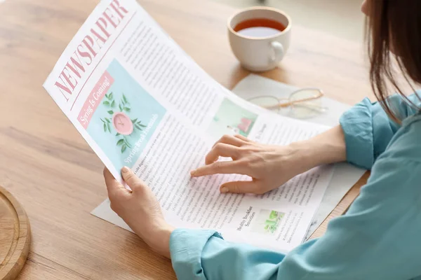 Jovem Mulher Lendo Jornal Casa Close — Fotografia de Stock