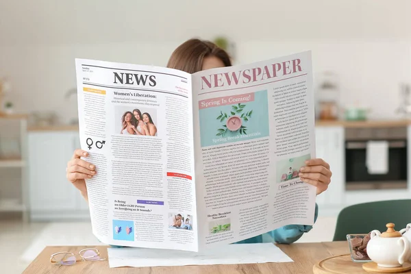 若い女性が家で新聞を読む — ストック写真