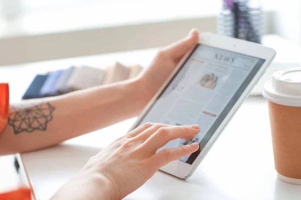 Junge Frau Liest Nachrichten Auf Tablet Computer Bildschirm Hause — Stockfoto