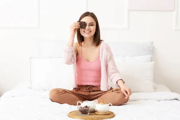 Mulher Bonita Com Chocolate Saboroso Quarto — Fotografia de Stock