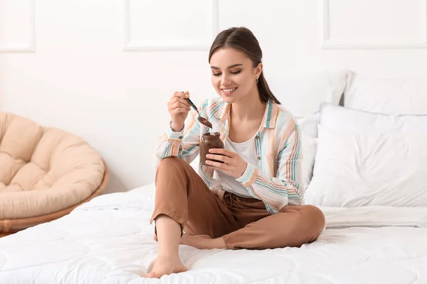 Hermosa Mujer Joven Comiendo Sabrosa Pasta Chocolate Dormitorio — Foto de Stock