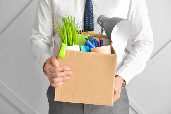 Gekündigter Arbeiter Mit Persönlichen Dingen Auf Hellem Hintergrund — Stockfoto