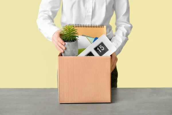 Trabajadora Despedida Con Cosas Personales Mesa Contra Fondo Color —  Fotos de Stock