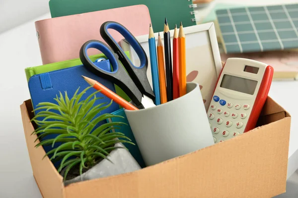 Ofiste kişisel eşyalarla dolu bir kutu, yakın plan.