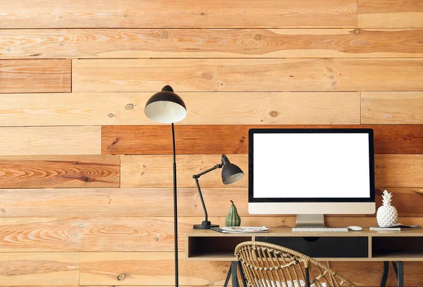 Moderno Lugar Trabajo Con Ordenador Cerca Pared Madera — Foto de Stock