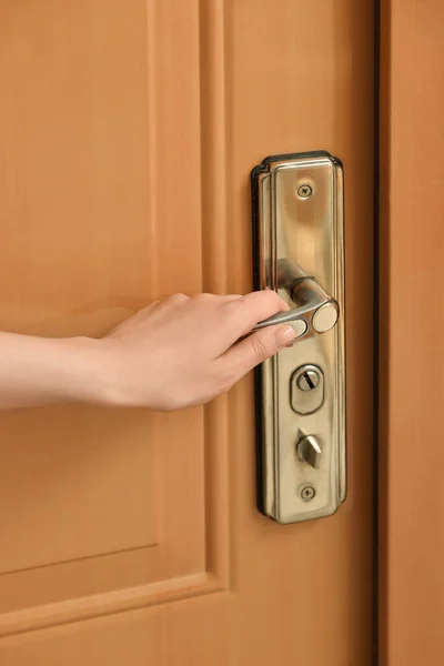 Frau Öffnet Tür Zimmer Nahaufnahme — Stockfoto