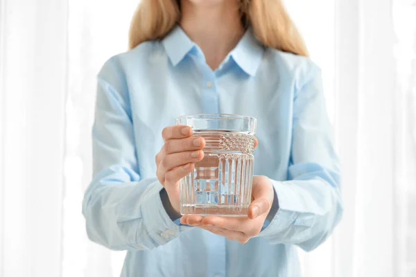 Γυναίκα Ποτήρι Γλυκό Νερό Στο Δωμάτιο — Φωτογραφία Αρχείου