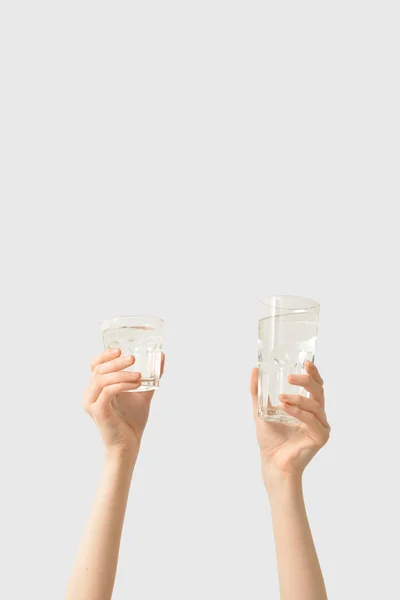 Mãos Femininas Com Copos Água Fundo Claro — Fotografia de Stock