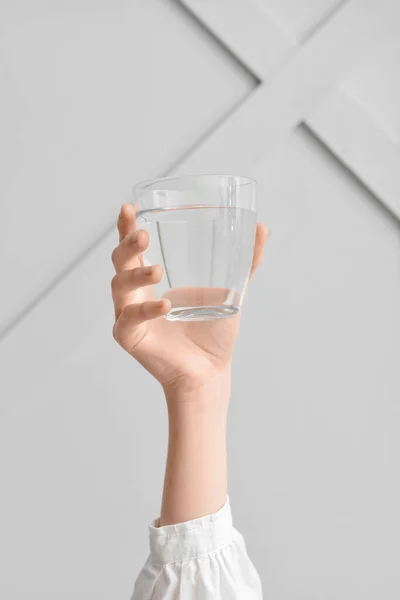 Γυναικείο Χέρι Ποτήρι Νερό Ανοιχτό Φόντο — Φωτογραφία Αρχείου