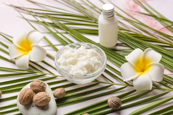 Composición Con Manteca Karité Nueces Hojas Palma Sobre Fondo Claro — Foto de Stock