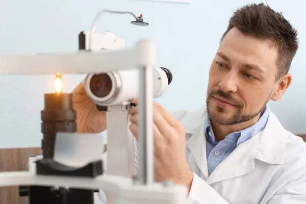 Klinikteki Erkek Göz Doktorunun Portresi — Stok fotoğraf
