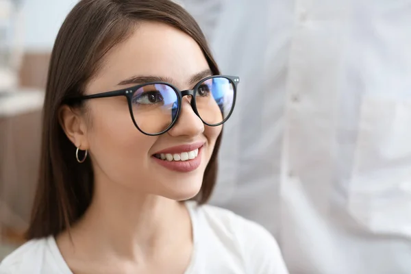 Ung Kvinna Med Nya Glasögon Besöker Ögonläkare Kliniken — Stockfoto