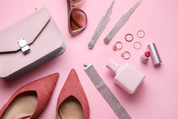 Ensemble Accessoires Féminins Avec Chaussures Cosmétiques Sur Fond Couleur Gros — Photo