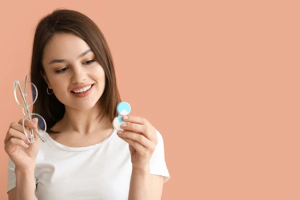 Mujer Joven Con Lentes Contacto Anteojos Sobre Fondo Color — Foto de Stock