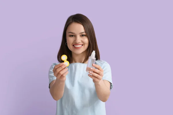 Jonge Vrouw Met Contactlenzen Fles Oplossing Kleur Achtergrond — Stockfoto