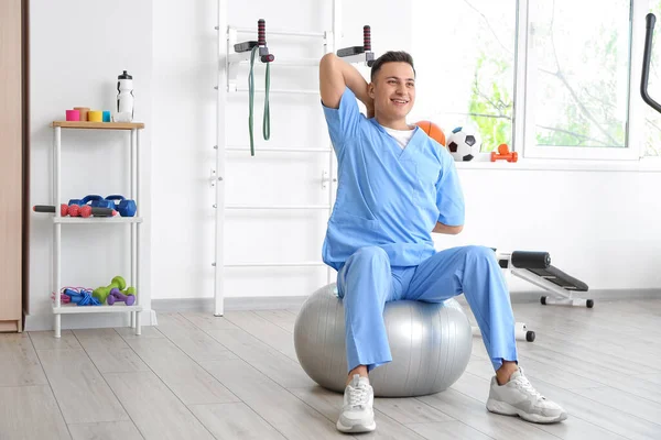 Fisioterapeuta Masculino Demostrando Ejercicio Con Fitball Centro Rehabilitación —  Fotos de Stock
