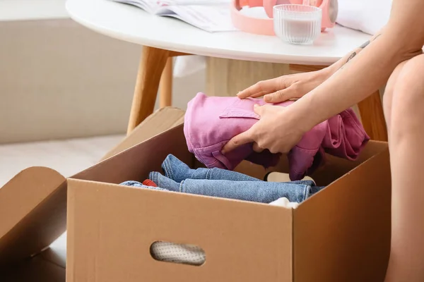 Młoda Kobieta Pakująca Ubrania Pudełka Domu Zbliżenie — Zdjęcie stockowe