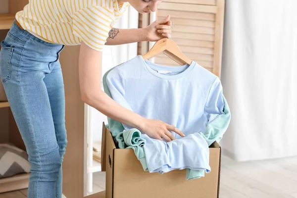 Jeune Femme Organiser Des Vêtements Dans Boîte Maison — Photo